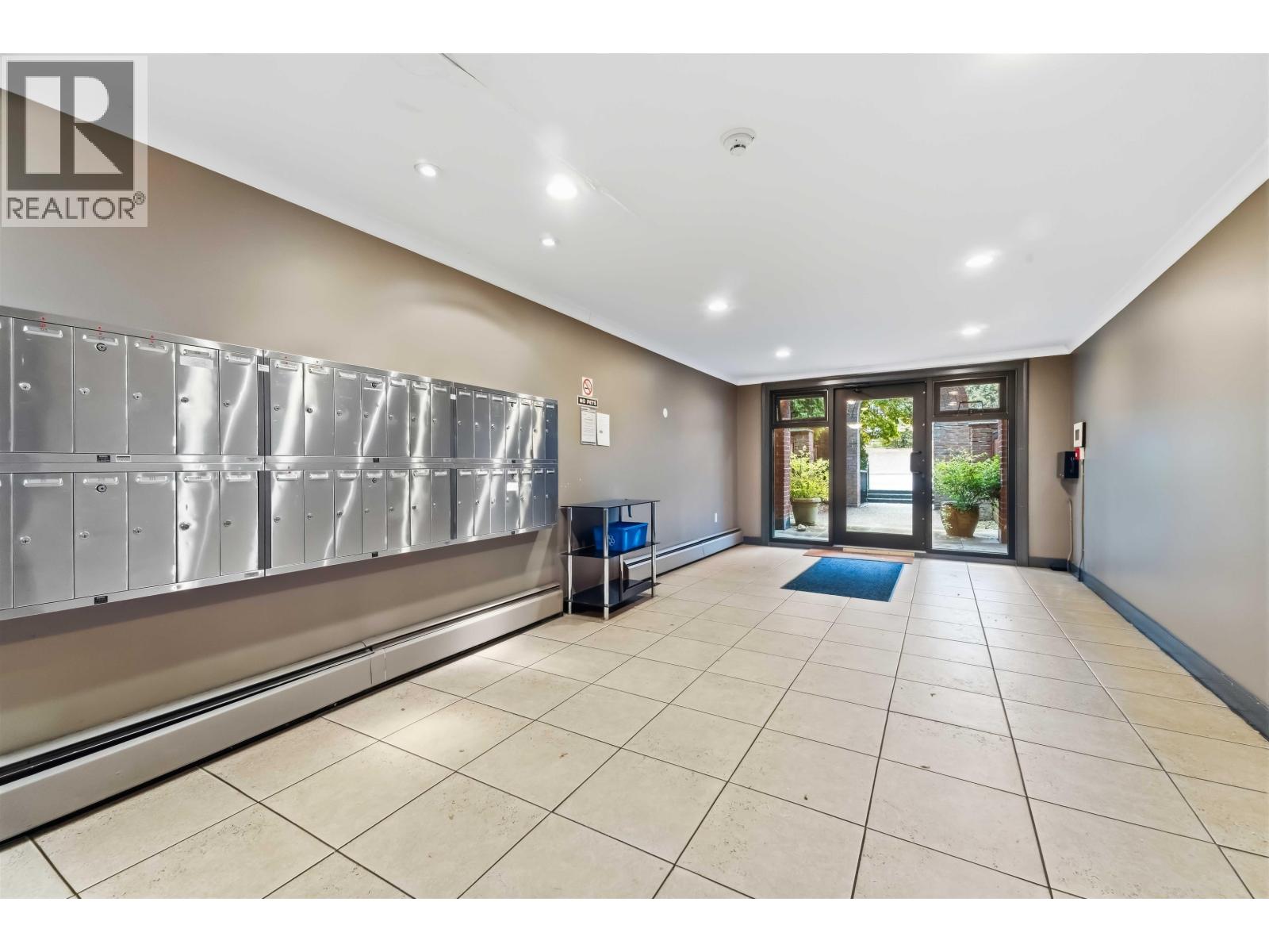 302 211 W 3RD STREET, North Vancouver - Image 1