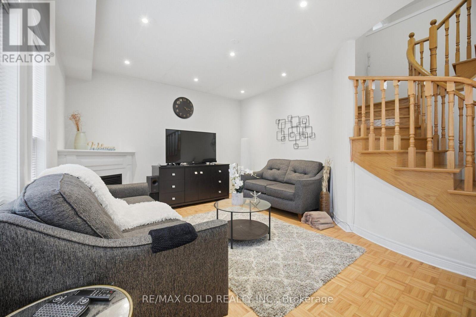 10 SIR JACOBS CRESCENT - 16