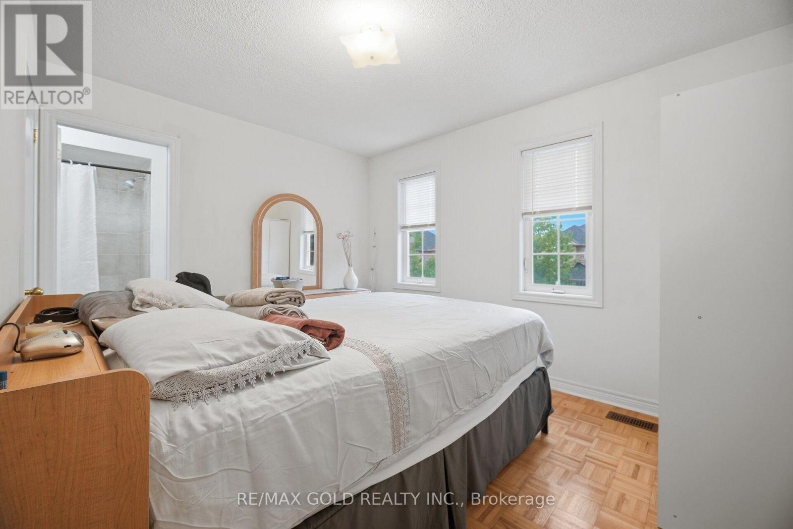 10 SIR JACOBS CRESCENT - 26