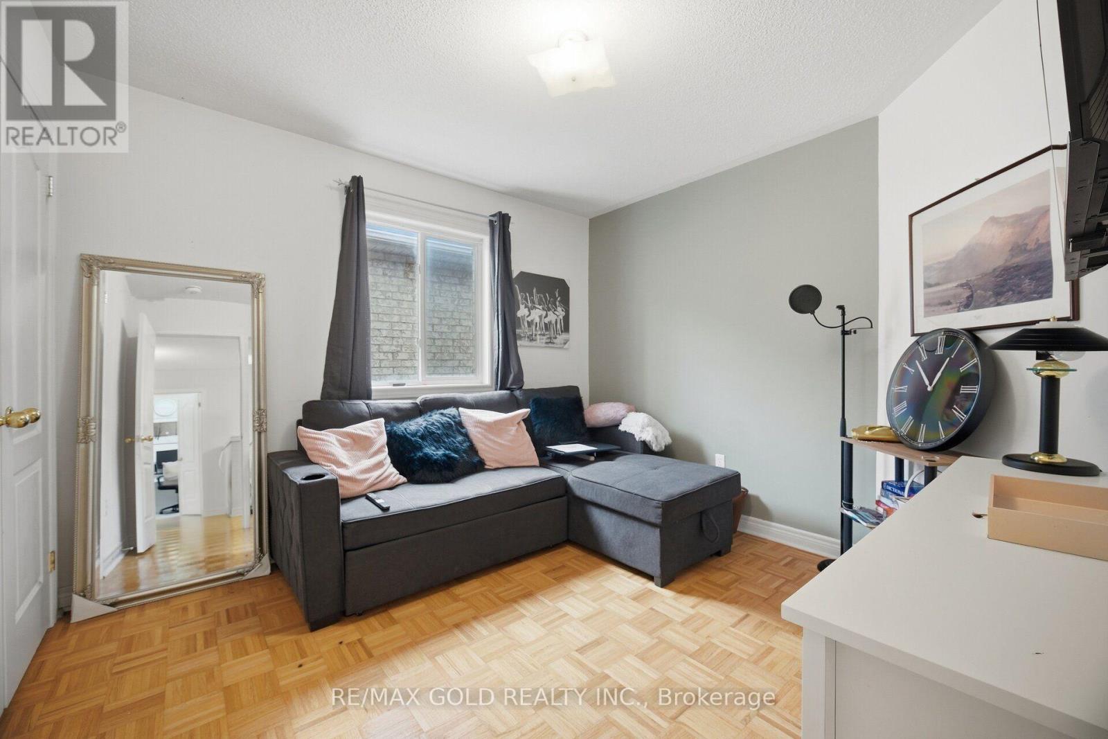 10 SIR JACOBS CRESCENT - 31