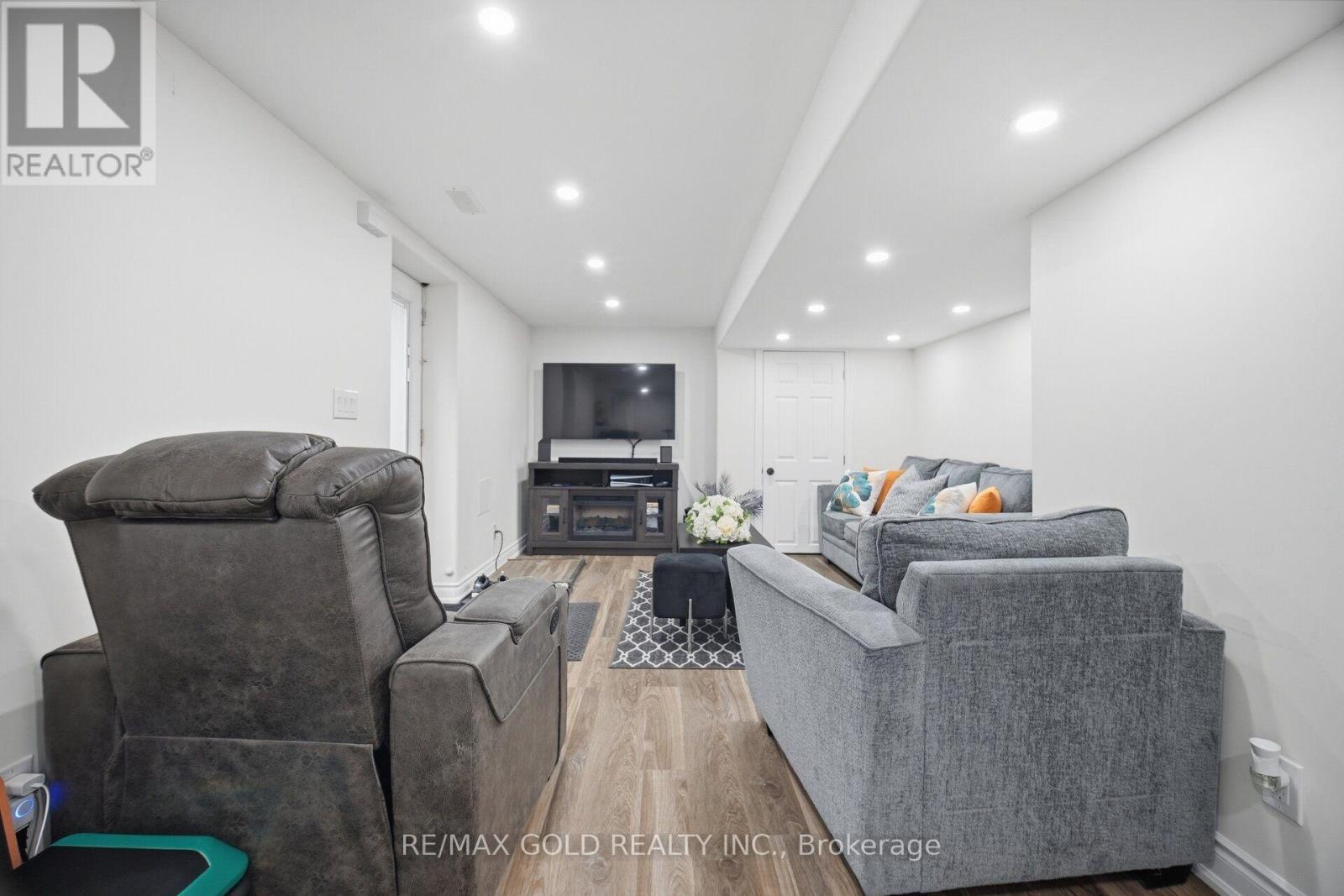 10 SIR JACOBS CRESCENT - 38