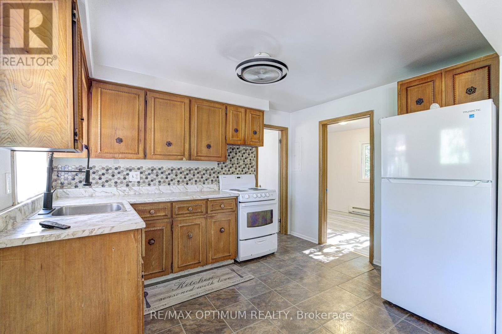 916 QUEENSTON ROAD - 33