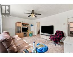 Enclosed porch - 109 Prairie Street, Belle Plaine, SK S0G0G0 Photo 6