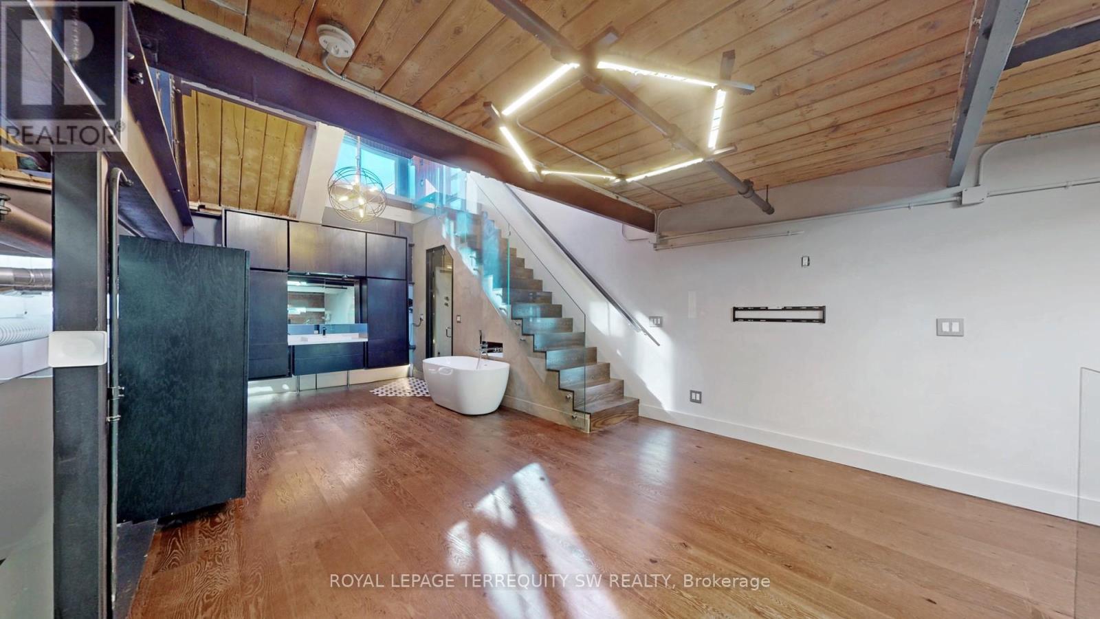 #124 326 CARLAW AVENUE - 18