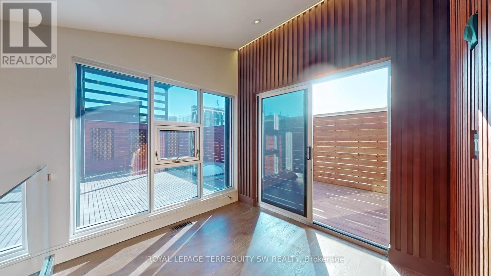 #124 326 CARLAW AVENUE - 23