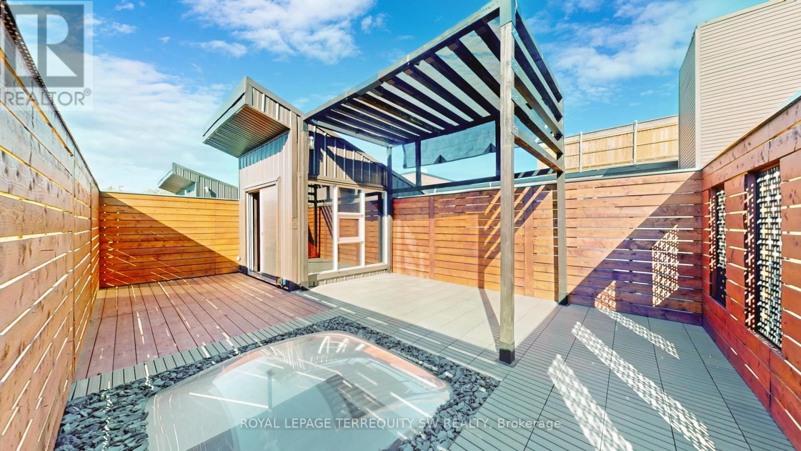 #124 326 CARLAW AVENUE - 27