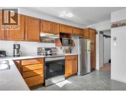 Ensuite - 702 Forsyth Ave, Parksville, BC V9P1E7 Photo 12