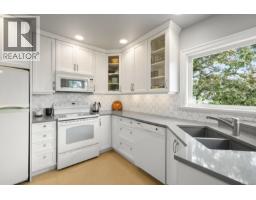 3358 Cook St, Saanich, BC V8X1A8 Photo 14