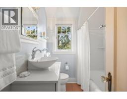 3358 Cook St, Saanich, BC V8X1A8 Photo 30
