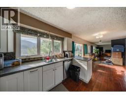 Living room - 290 8th Avenue, Montrose, BC V0G1P0 Photo 13