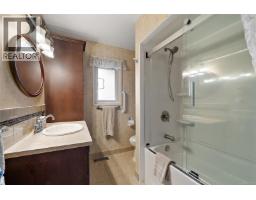 844 Rockheights Ave, Esquimalt, BC V9A6J6 Photo 19
