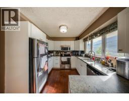 Foyer - 290 8th Avenue, Montrose, BC V0G1P0 Photo 12