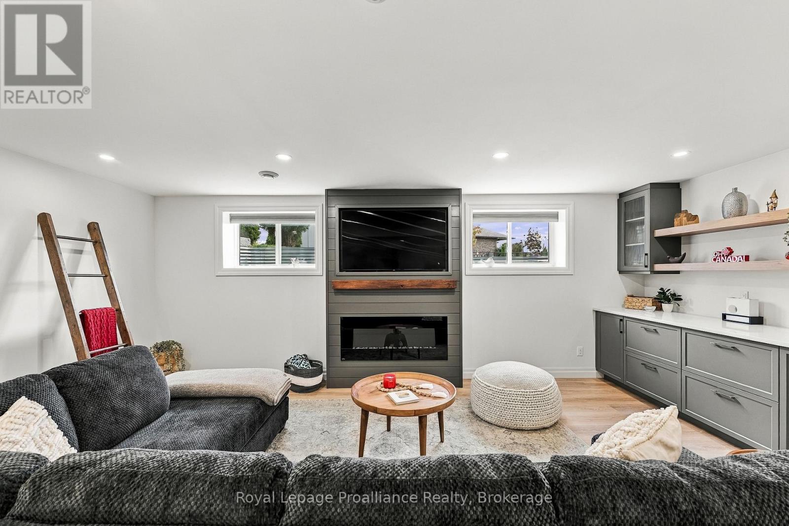 31 AMBROSIA TERRACE - 36