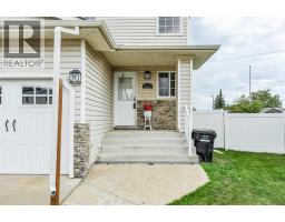 3413 50A Street Close, Camrose — photo 2