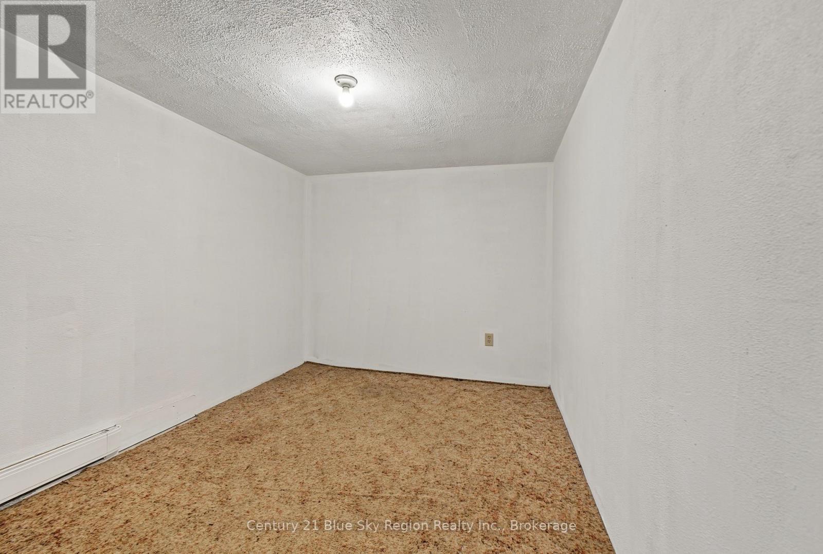 861 PINECREEK ROAD S - 34