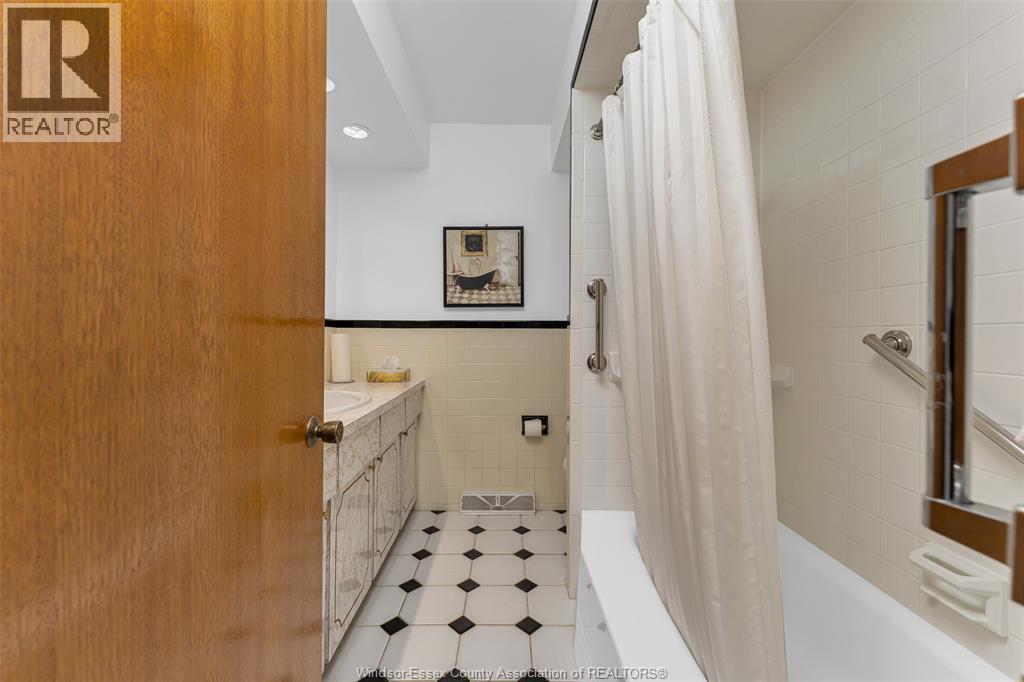 2545 ST. PATRICKS'S AVENUE - Image 17