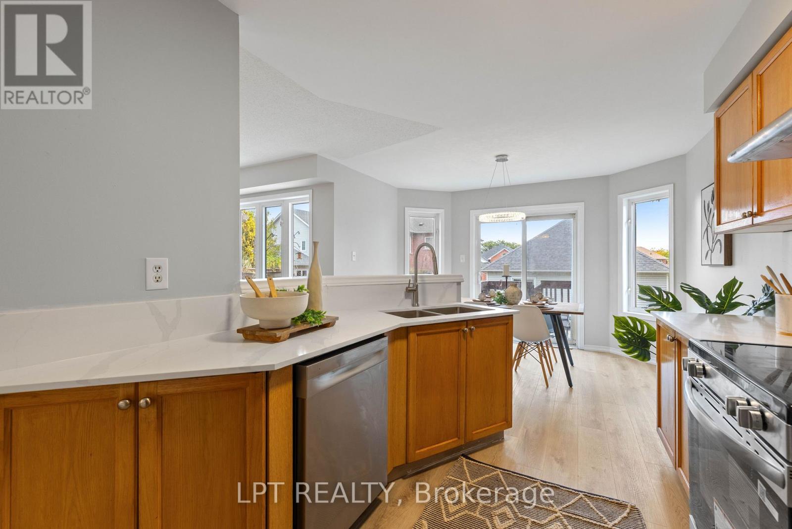 31 Laurendale Avenue, Georgina, ON photo 11