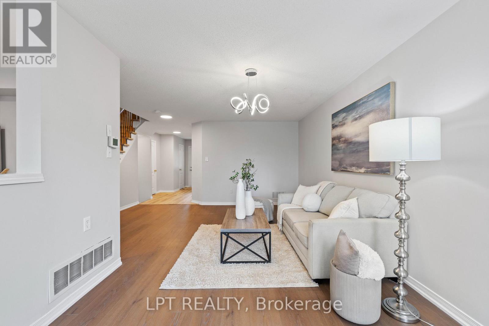 31 Laurendale Avenue, Georgina, ON photo 9