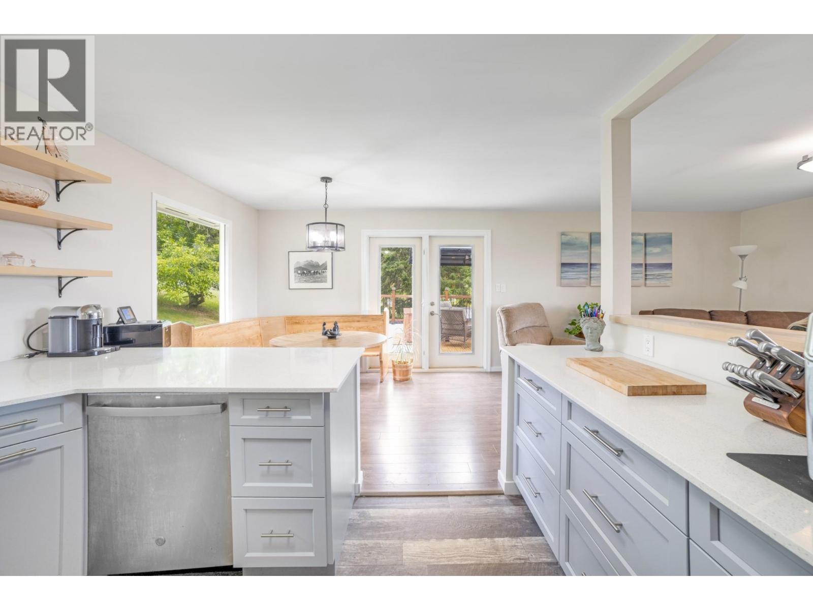 960 MONROSE Road - Image 11
