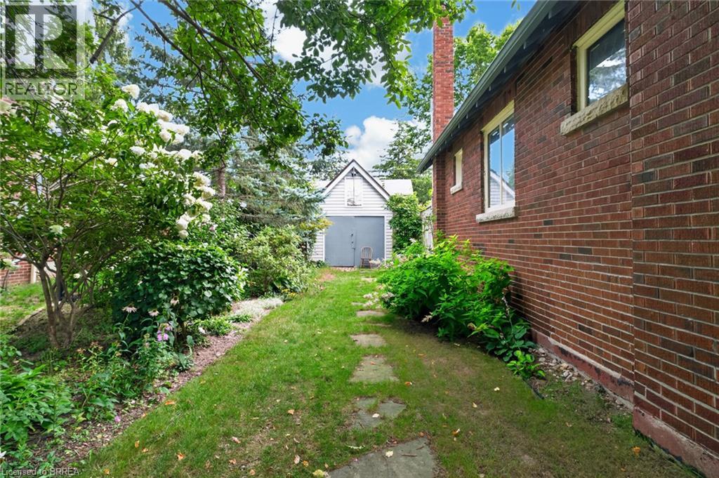 17 LINCOLN Avenue, Brantford — photo 5