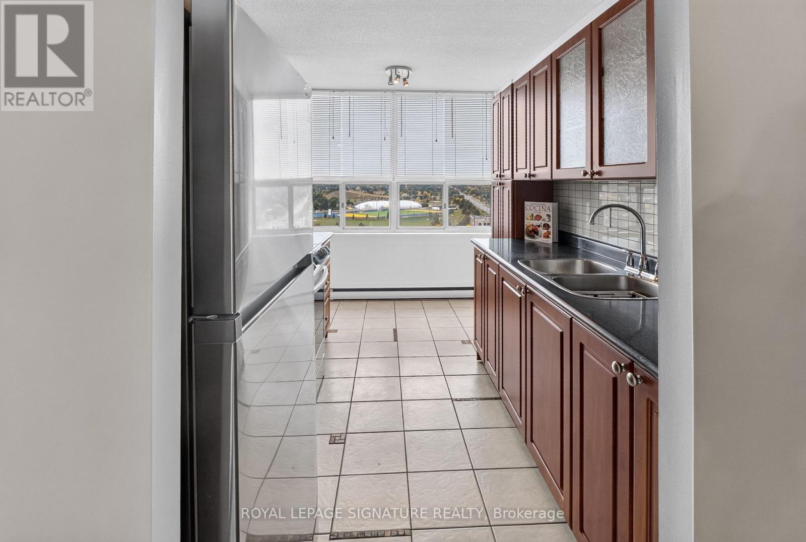#1908 25 KENSINGTON ROAD - 17
