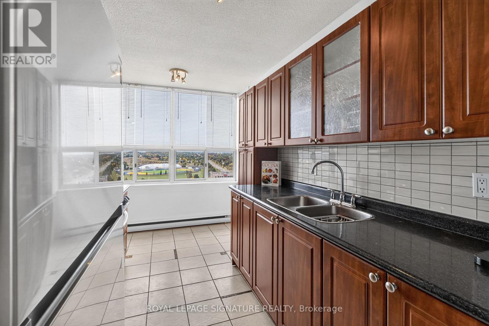#1908 25 KENSINGTON ROAD - 18