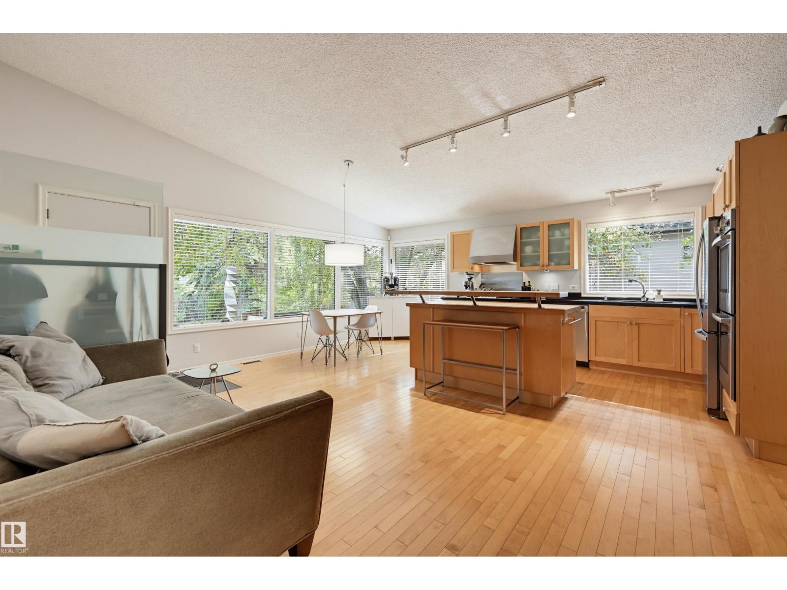3 RIVERSIDE CR NW - 40
