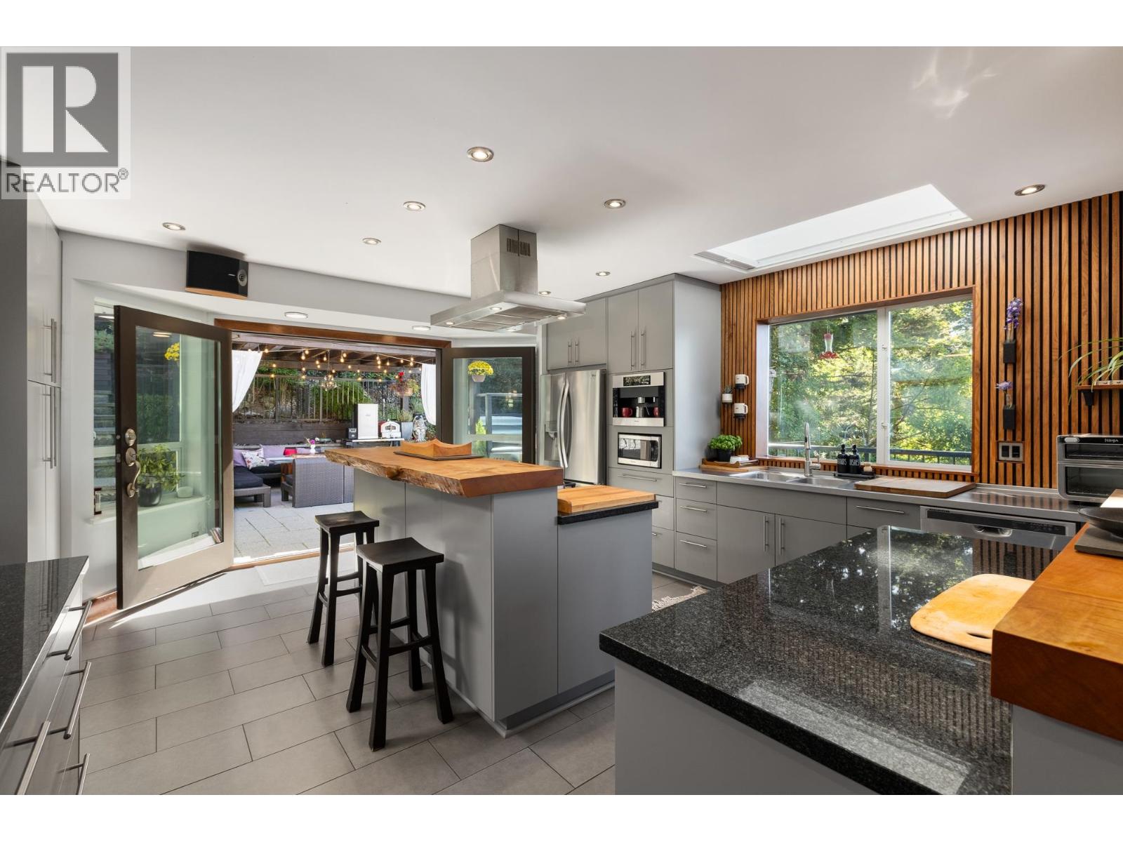 350 BAYVIEW PLACE, Lions Bay