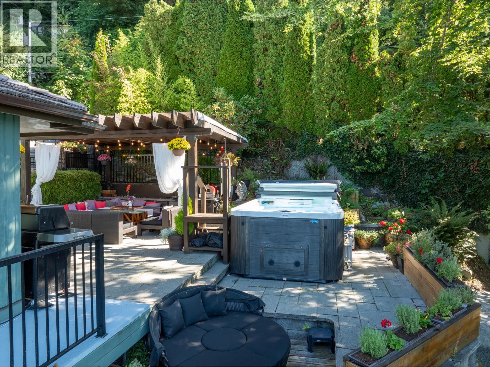 350 BAYVIEW PLACE, Lions Bay