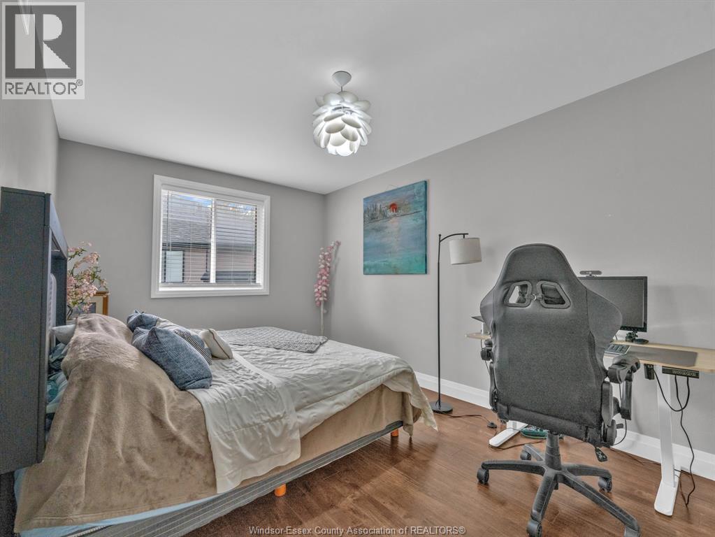 257 ROBINSON AVENUE - 24