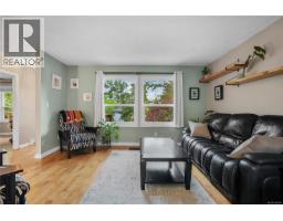 Living room - 2539 Cedar Hill Rd, Victoria, BC V8T3G8 Photo 6