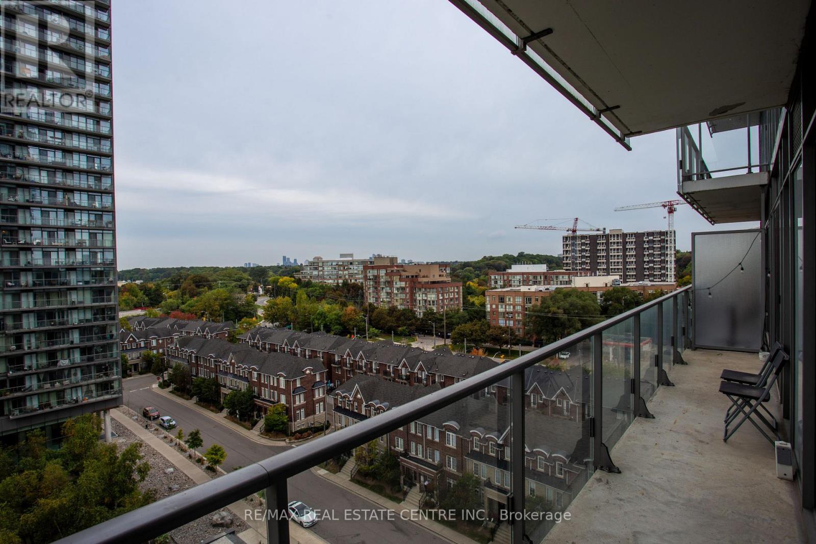 103 The Queensway — photo 26