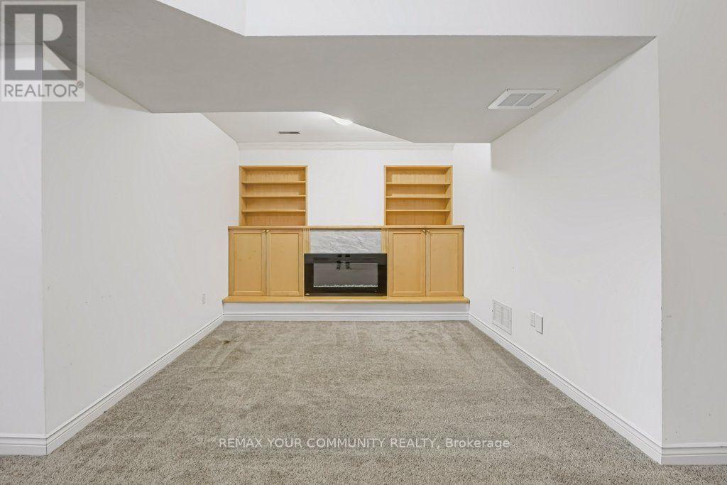 37 BROWNSTONE CRESCENT - 34