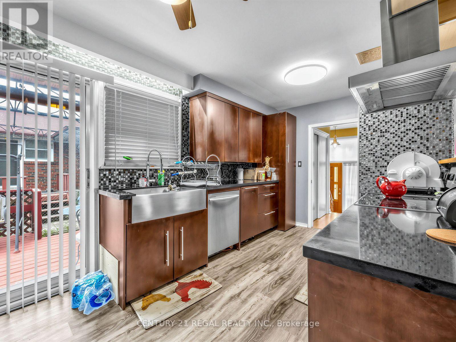121 JANRAY DRIVE - 10