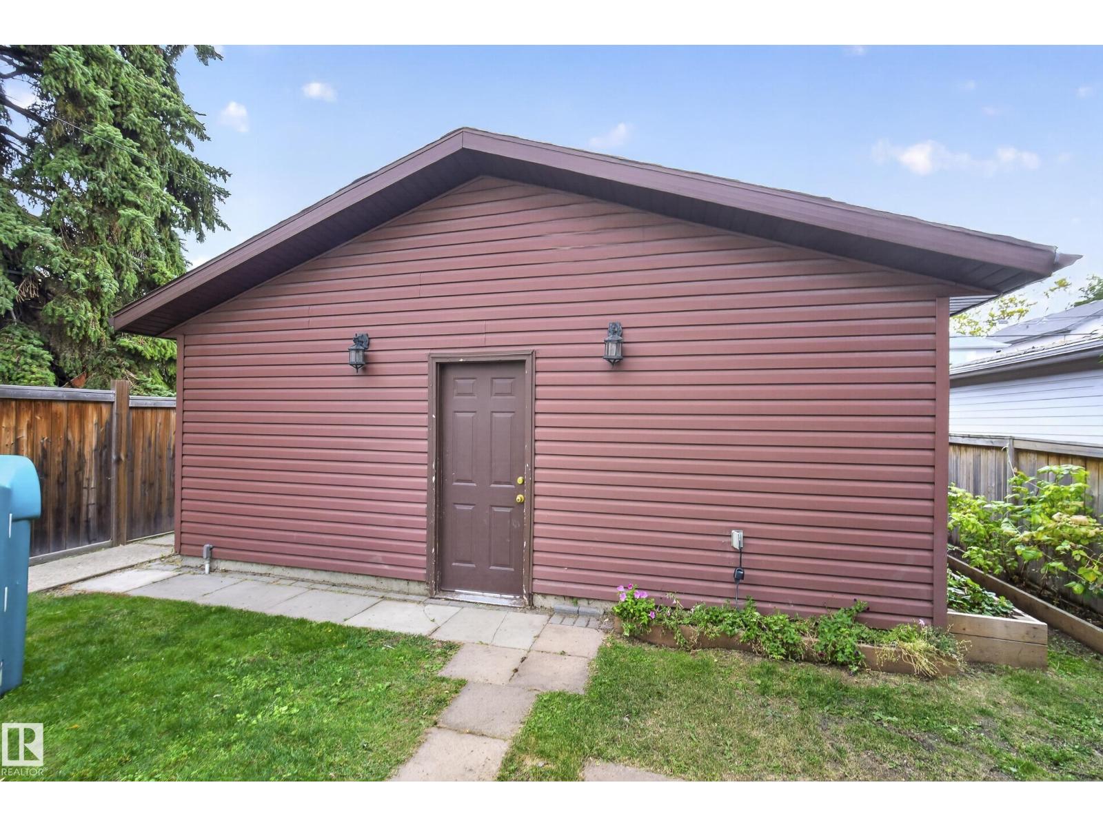 9047 94 ST NW - 54