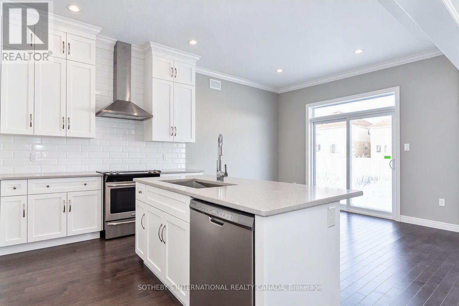529 ANTON CRESCENT — photo 3