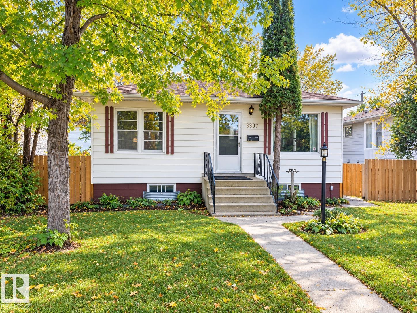 8907 83 AV NW - 1