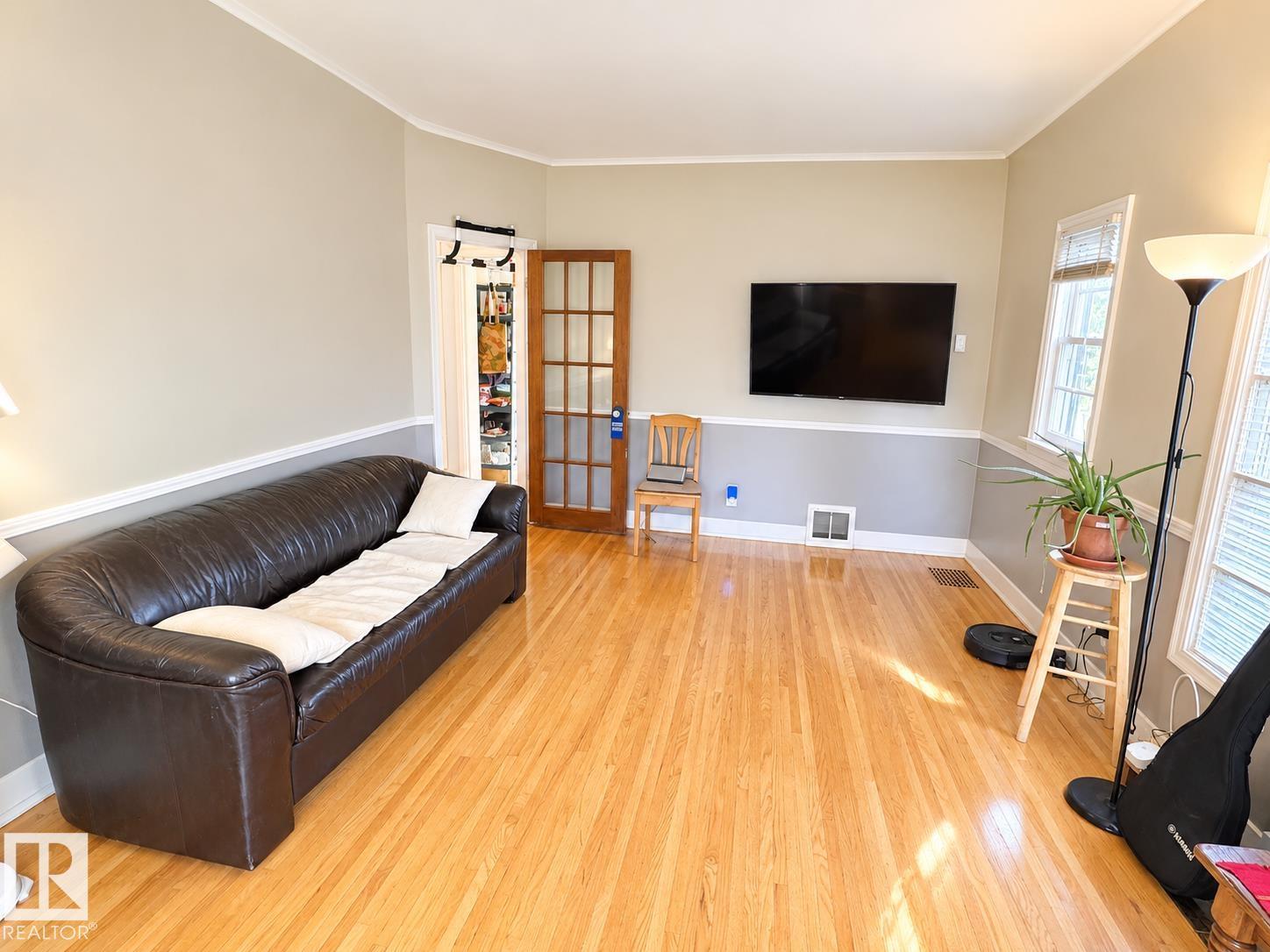 8907 83 AV NW - 4