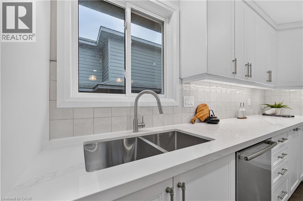 4 WOODCREST Drive - Image 17