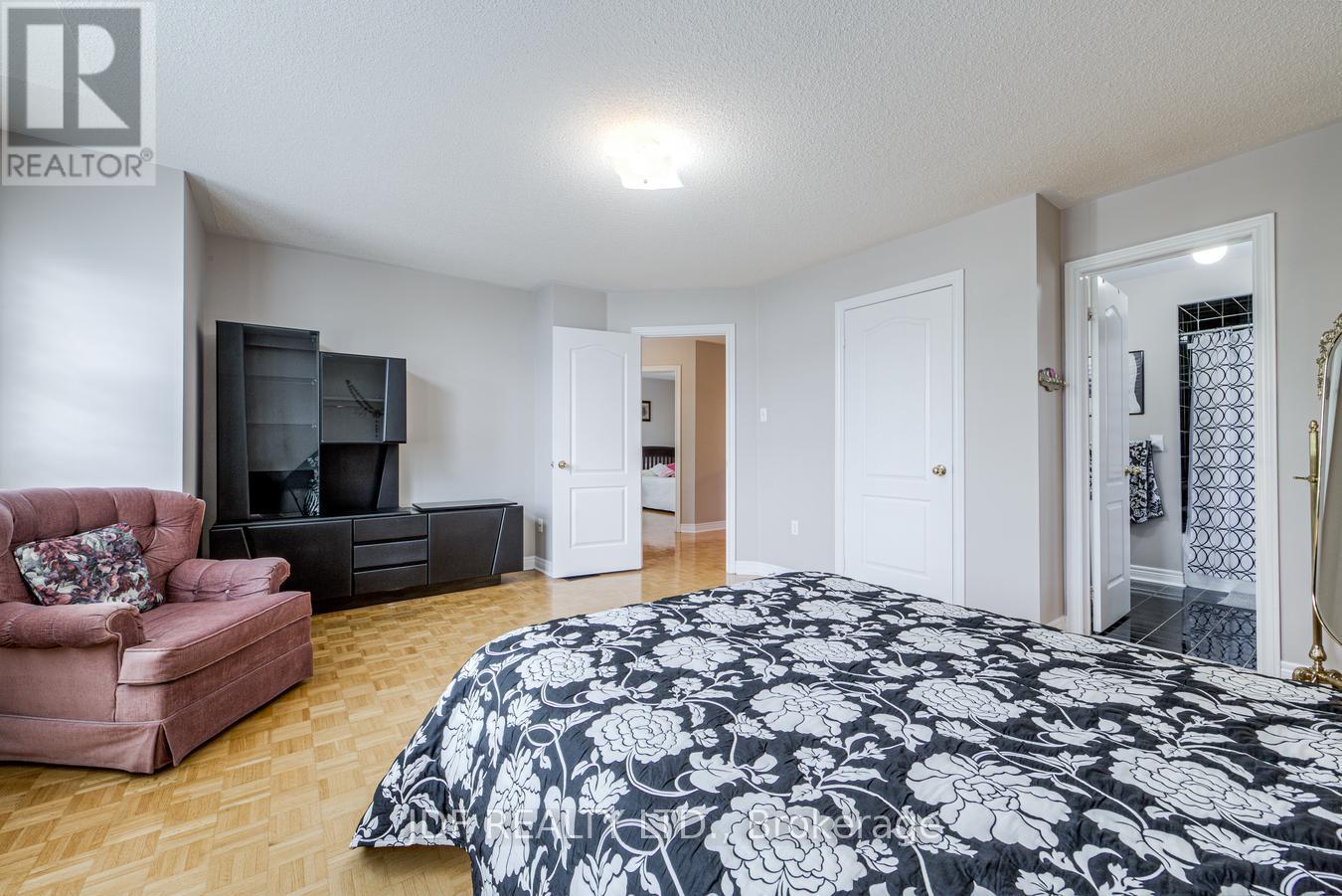 164 GOLDEN GATE CIRCLE - 32