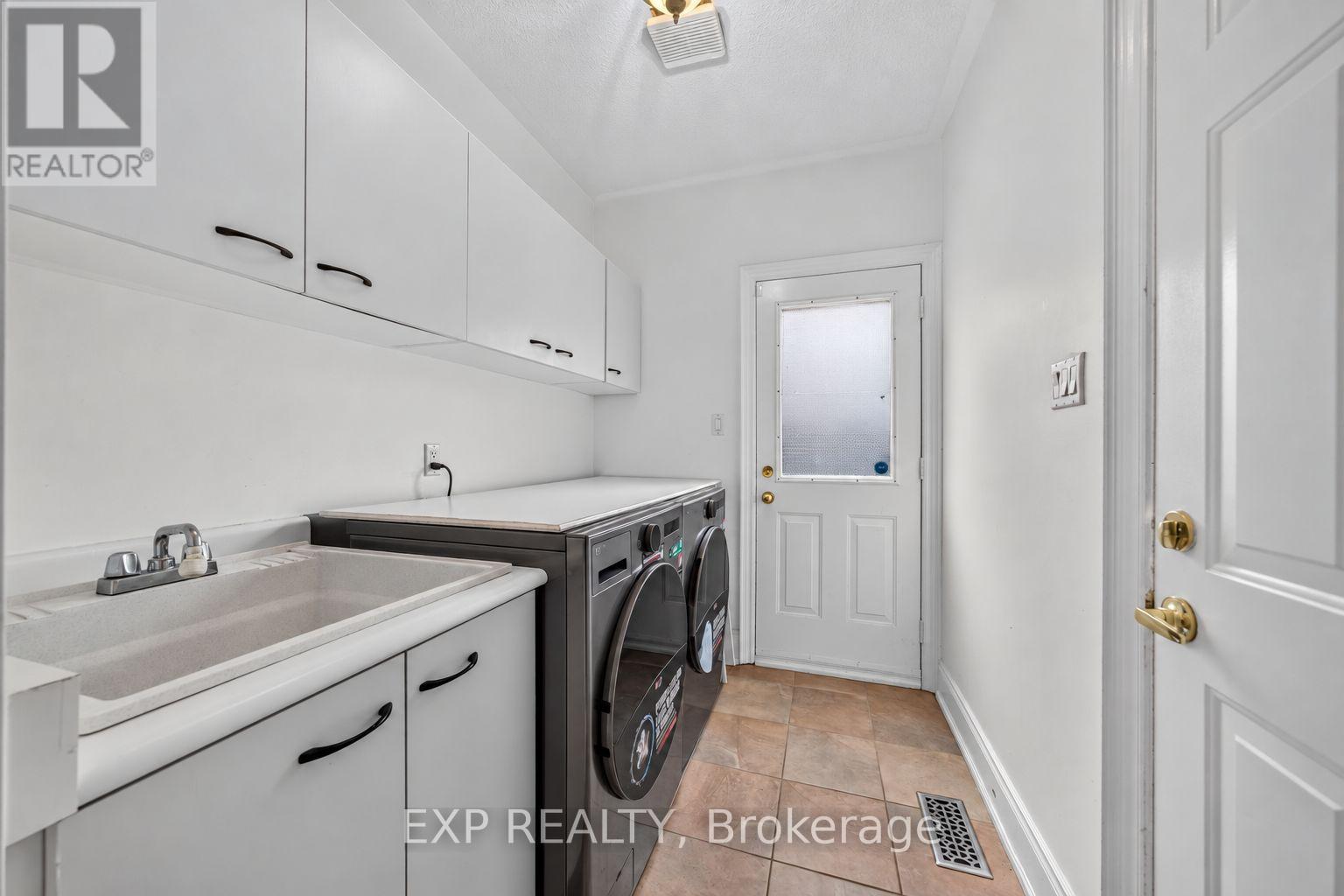 785 Quantra Crescent, Newmarket, ON photo 31