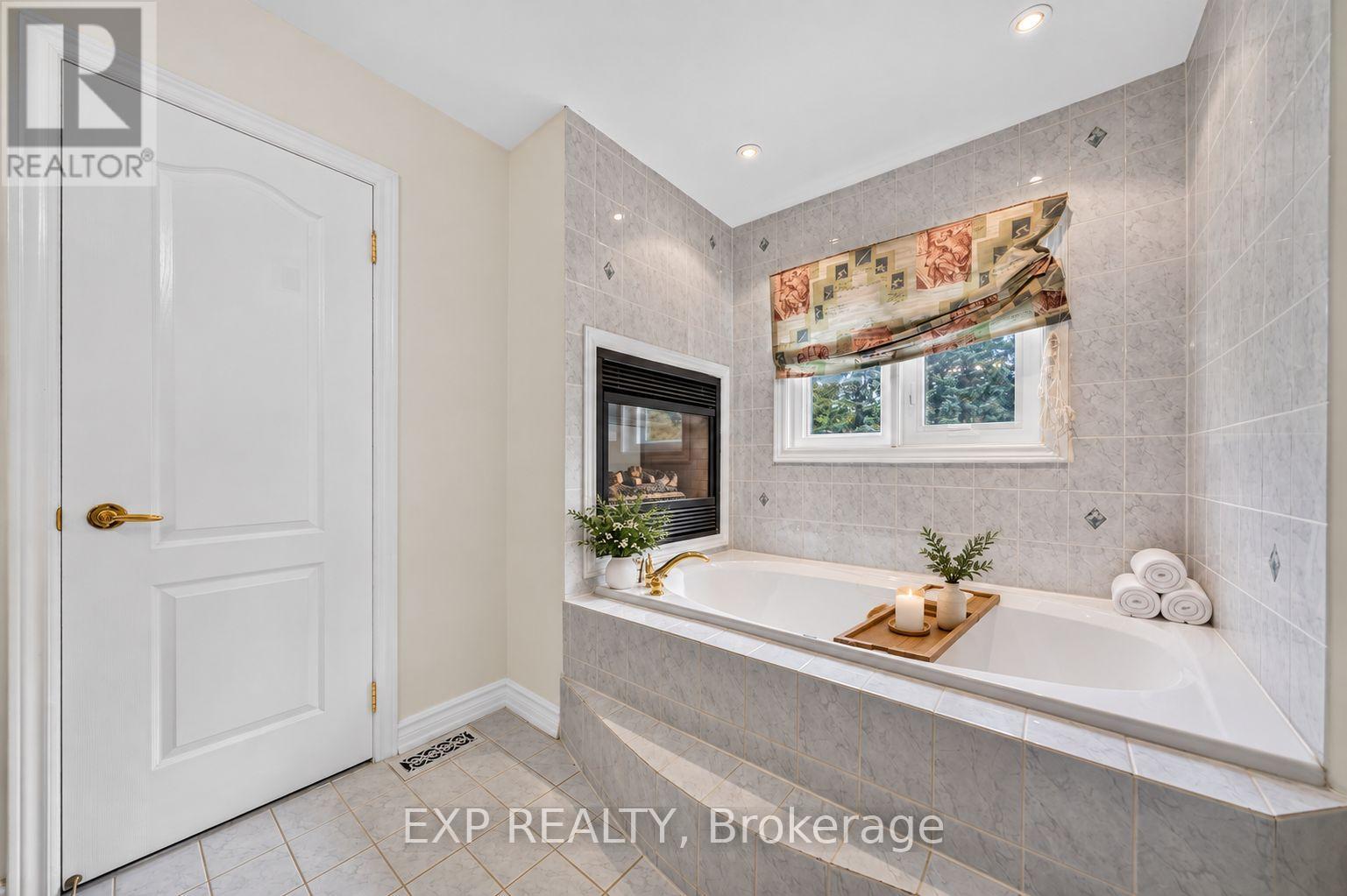 785 Quantra Crescent, Newmarket, ON photo 37