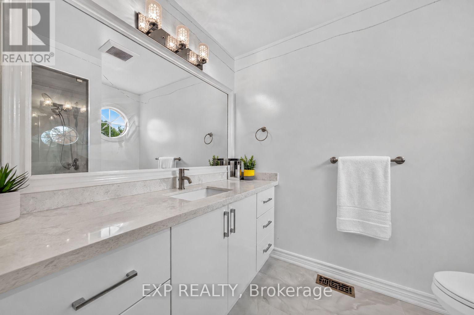 785 Quantra Crescent, Newmarket, ON photo 42