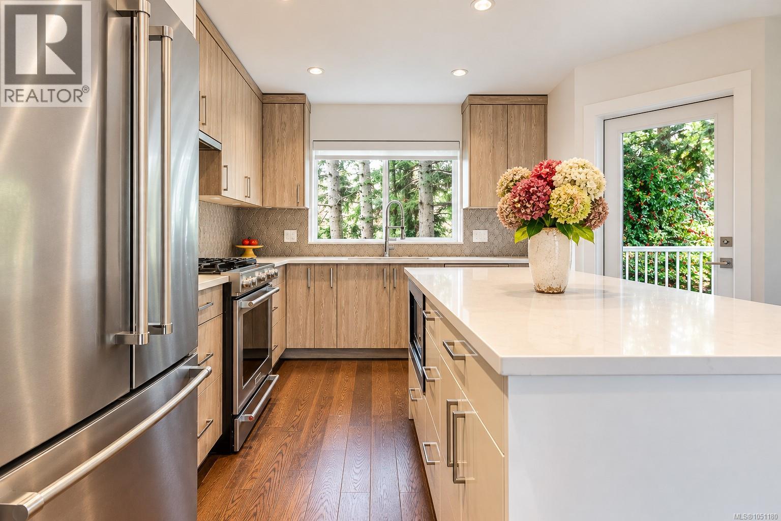 #7 1032 Cloverdale Ave - Image 3