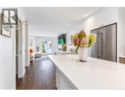 Bathroom - 7 1032 Cloverdale Ave, Saanich, BC V8X2T9 Photo 6