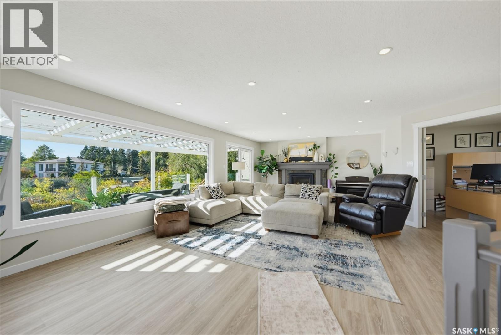 25 CAPILANO DRIVE - 17