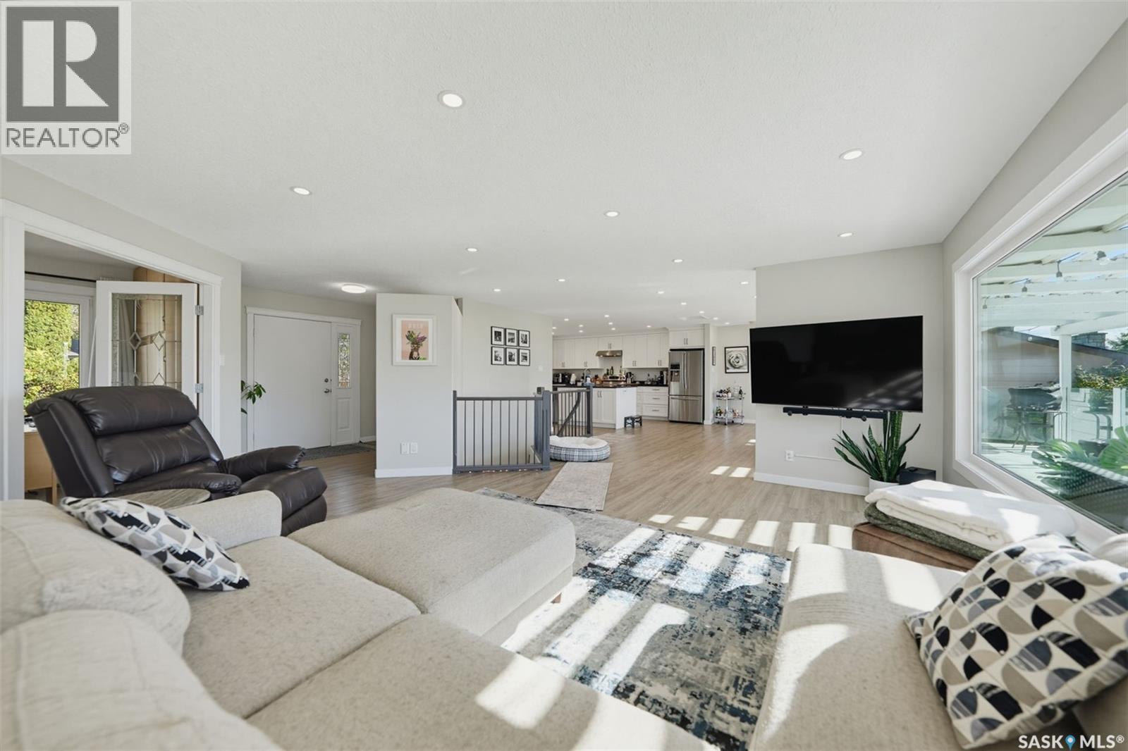 25 CAPILANO DRIVE - 16