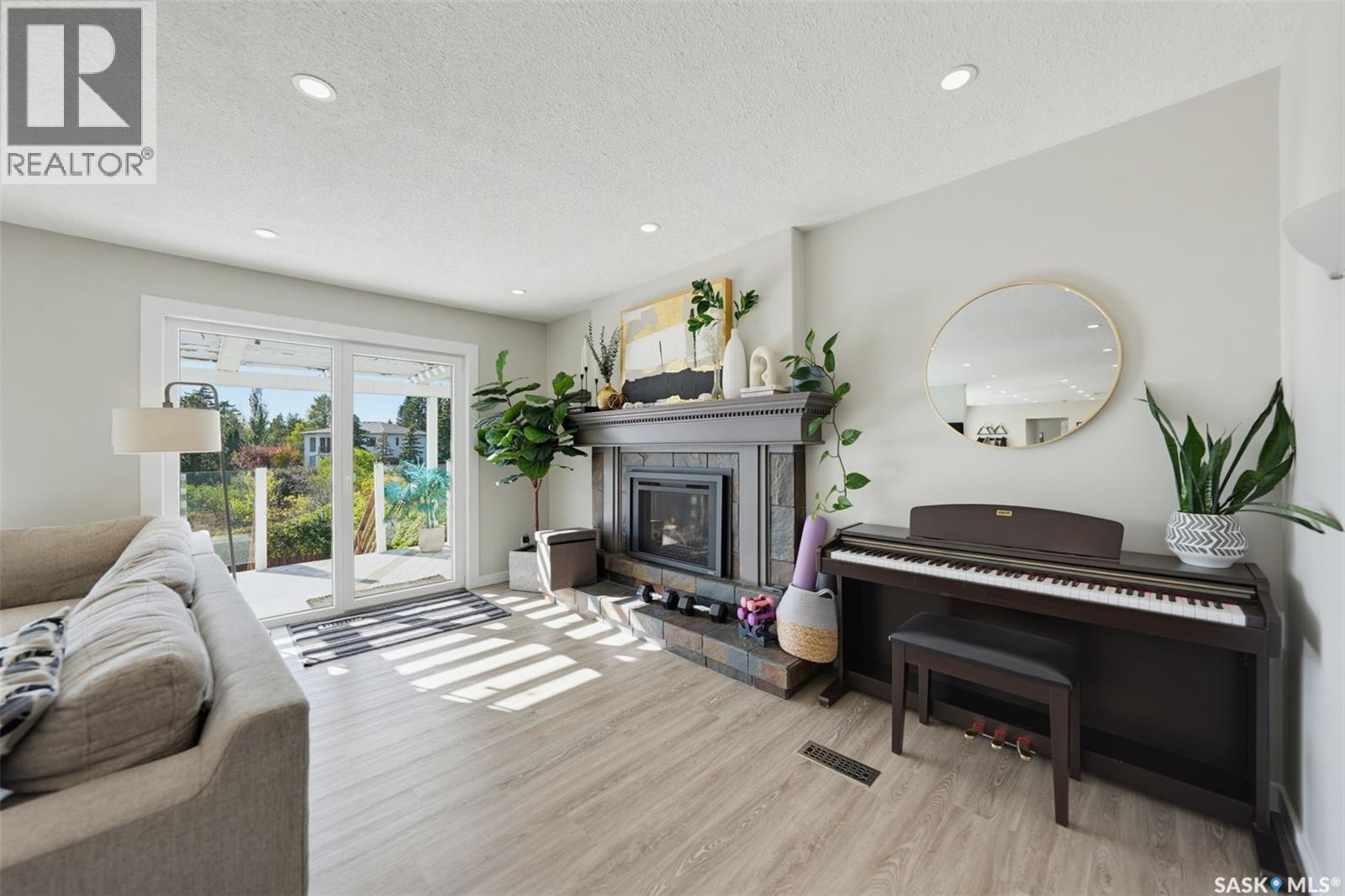 25 CAPILANO DRIVE - 15