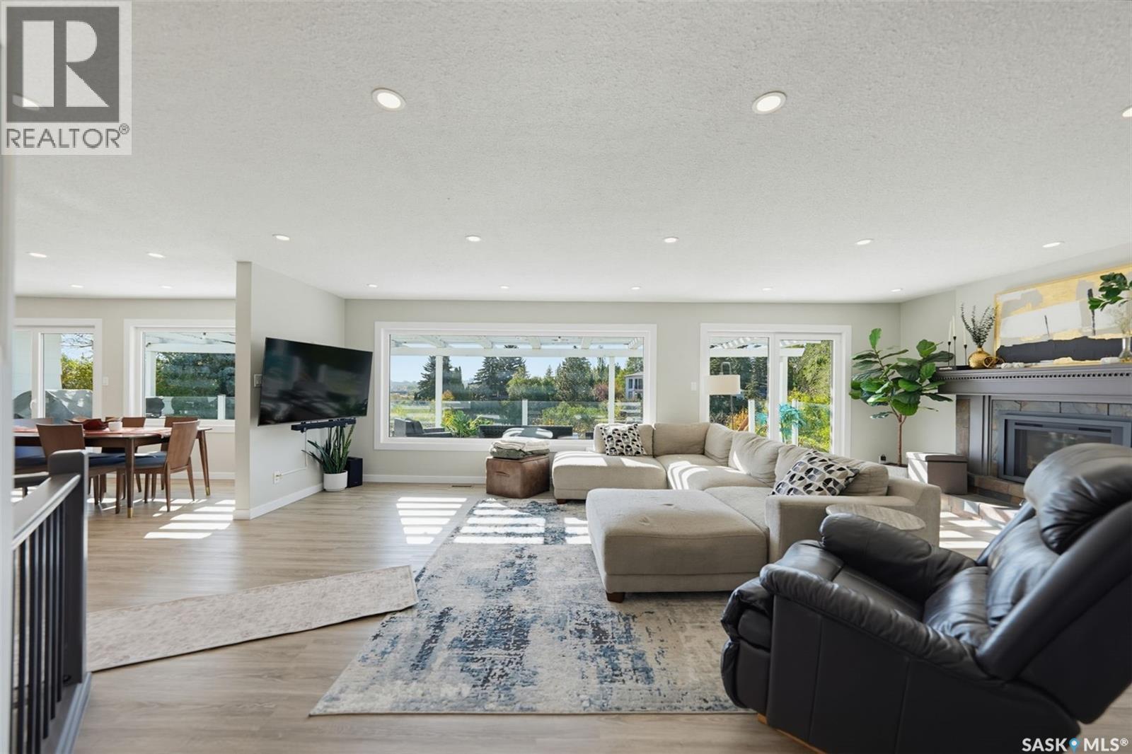 25 CAPILANO DRIVE - 14