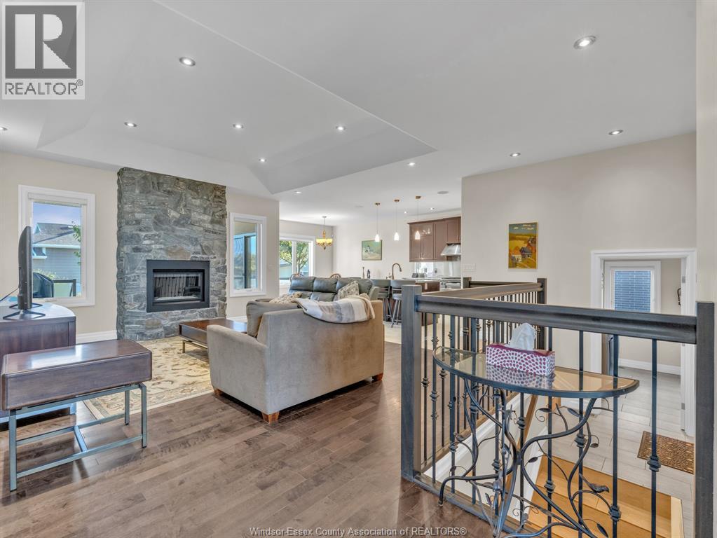 211 ROBSON - Image 4
